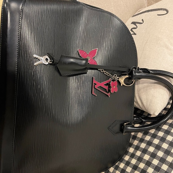 Authentic LV Epi Alma GM with charm - Picture 3 of 14
